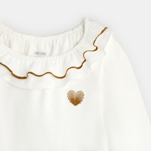 تيشيرت أبيض بياقة متموجة للفتيات الصغيرات